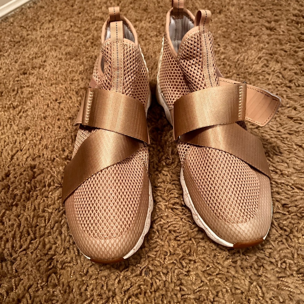 Women’s Rose colored Sorel crisscross shoes